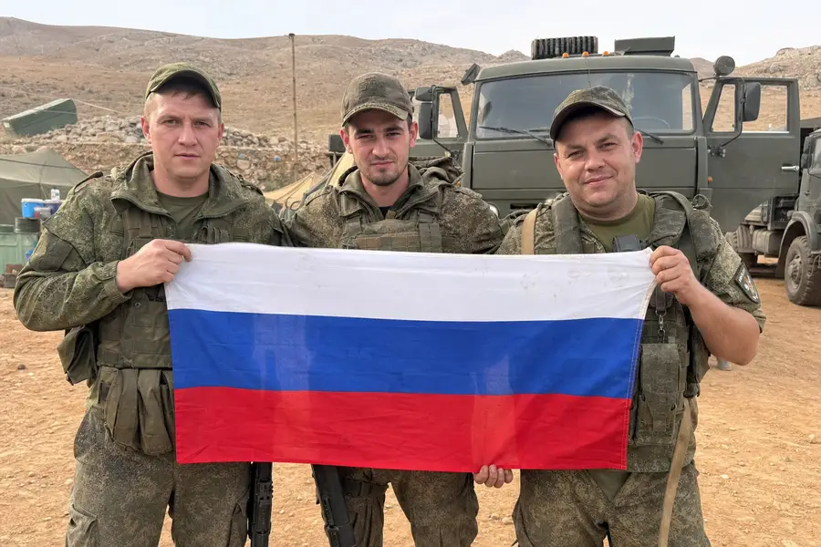 Бойцы с флагом подразделения