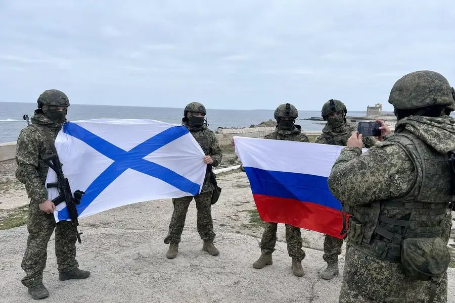 Бойцы с флагом у побережья