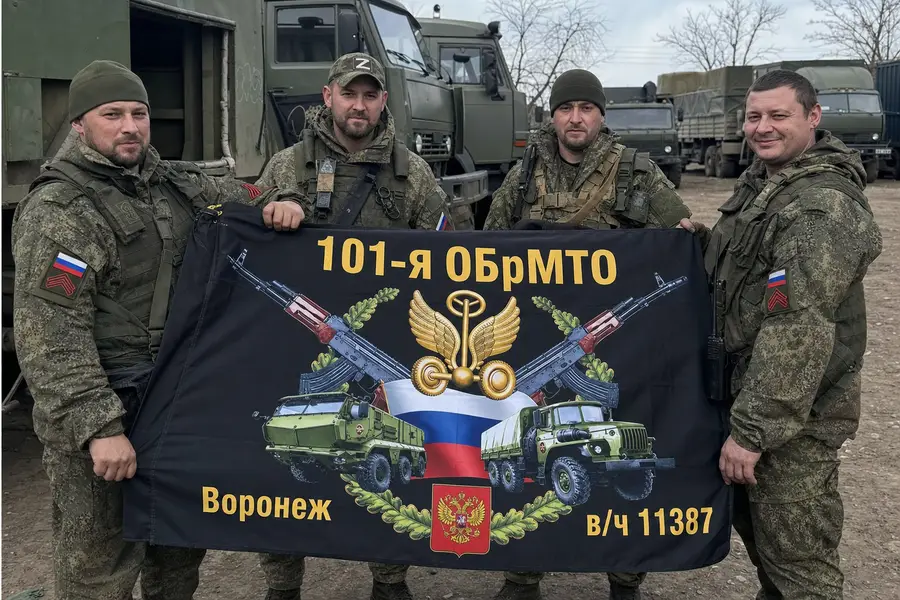 Бойцы с флагом 101-й ОБрМТО